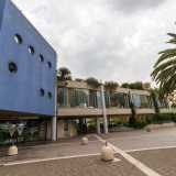 Lo stabile, firmato sempre dall�architetto Ramstein, si compone di un edificio a forma di V dalle diverse volumetrie con strutture sospese a vetrate e altre a forma di onde